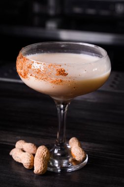 Baileys likör bardak koyu arka plan üzerinde. alkol kokteyl menü süt likör Bar.