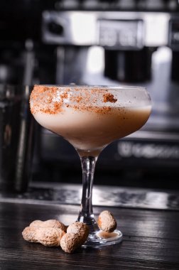 Baileys likör bardak koyu arka plan üzerinde. alkol kokteyl menü süt likör Bar.