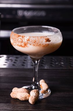 Baileys likör bardak koyu arka plan üzerinde. alkol kokteyl menü süt likör Bar.