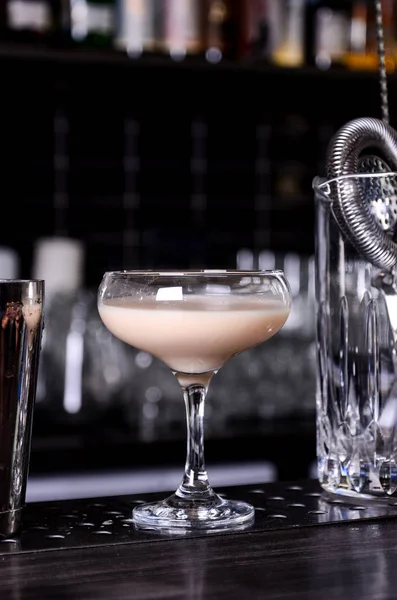 Liquore Baileys in vetro su fondo scuro. bar menu cocktail alcolici Liquore al latte . — Foto Stock