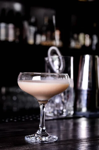 Liqueur Baileys en verre sur fond sombre. bar alcool cocktail menu Liqueur de lait . — Photo