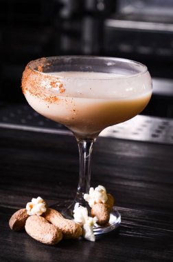 Baileys likör bardak koyu arka plan üzerinde. alkol kokteyl menü süt likör Bar.