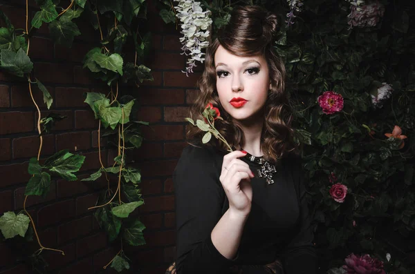 Dalgalı saçlı, kırmızı dudaklar, sanat elbise, romantik güzel kadın beyaz çiçek holding sihirli portresi. Kadın, moda kavramı Stilizasyon.