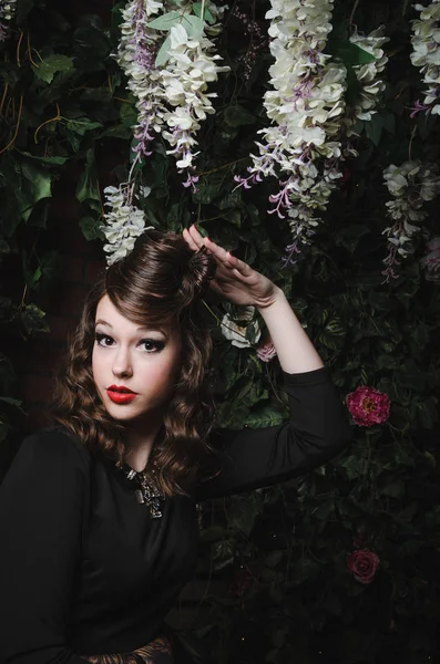 Ritratto magico di romantica bella donna con i capelli ondulati, labbra rosse, abito d'arte, tenendo fiore bianco. Femmina, stilizzazione del concetto di moda . — Foto Stock