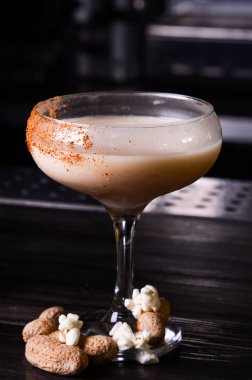 Baileys likör bardak koyu arka plan üzerinde. alkol kokteyl menü süt likör Bar.