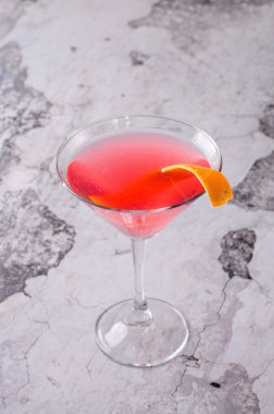 Bir martini cam gri bir arka plan üzerinde turuncu bir kokteyl margareta taze üstten görünüm kırmızı. Alkol içki menü, lezzetli tekila sunrise uzun içecek partisi için Bar.