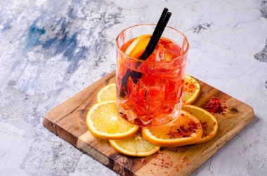 Üst cam arka plan üzerinde egzotik kırmızı kokteyl kan portakal Margarita taze ve meyve görüntüleyin. Alkol içki menü çubuğu, lezzetli tekila sunrise uzun bir içki için parti tadını çıkarın..