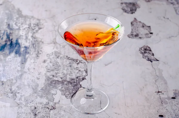 Vista superior de margareta de cóctel naranja roja fresca en una copa de martini sobre un fondo gris. Bar alcohol bebida menú, delicioso tequila amanecer bebida larga para la fiesta . — Foto de Stock