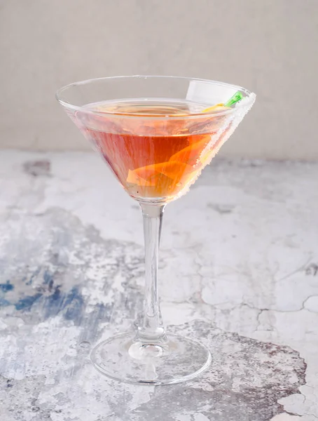 Vista superior de margareta de cóctel naranja roja fresca en una copa de martini sobre un fondo gris. Bar alcohol bebida menú, delicioso tequila amanecer bebida larga para la fiesta . — Foto de Stock