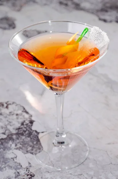 Vista dall'alto rosso cocktail all'arancia margareta fresco in un bicchiere da martini su sfondo grigio. Bar menu bevande alcoliche, deliziosa tequila sunrise long drink per la festa . — Foto Stock