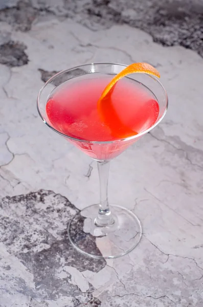 Cóctel naranja rojo con vista superior Margarita fresca en una copa de martini sobre un fondo gris. Bar alcohol bebida menú, delicioso tequila amanecer bebida larga para la fiesta . — Foto de Stock