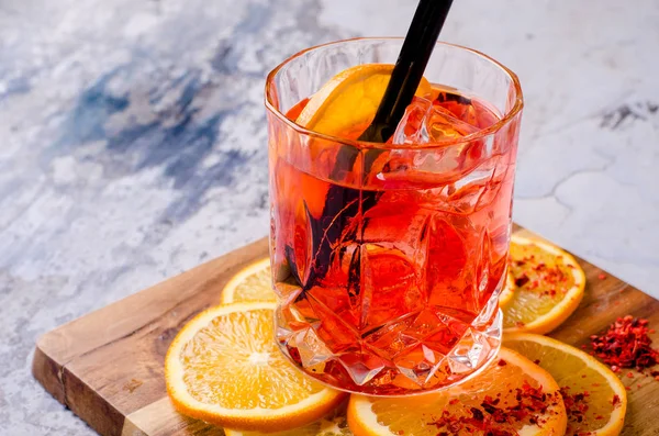 Vedere de sus cocktail roșu exotic Blood Orange Margarita proaspete și fructe în sticlă pe fundal. Bar meniu băuturi alcoolice, savura delicioase tequila răsărit de soare băutură lungă pentru petrecere . fotografii de stoc fără drepturi de autor