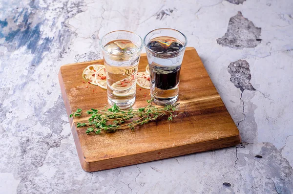 Fondip bardakları atıcılar, arka plan Restoran çekim güçlü alkollü içki kümesi. Küçük gözlük içine alkollü kokteyl menü çubuğu uzun parti için iç.