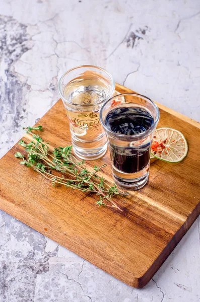 Conjunto de bebida alcohólica fuerte en disparos vasos tiradores, disparos en el restaurante de fondo. Bar carta de cócteles alcohólicos en vasos pequeños, bebida larga para la fiesta . Imagen De Stock