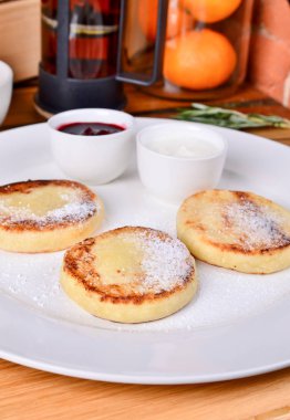 Geleneksel Rus kahvaltı kiraz reçeli, ekşi krema ve siyah çay süzme peynir kızarmış. Üstten Görünüm peynirli gözleme, yakın.