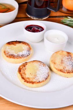 Geleneksel Rus kahvaltı kiraz reçeli, ekşi krema ve siyah çay süzme peynir kızarmış. Üstten Görünüm peynirli gözleme, yakın.