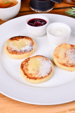 Geleneksel Rus kahvaltı kiraz reçeli, ekşi krema ve siyah çay süzme peynir kızarmış. Üstten Görünüm peynirli gözleme, yakın.