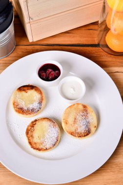 Geleneksel Rus kahvaltı kiraz reçeli, ekşi krema ve siyah çay süzme peynir kızarmış. Üstten Görünüm peynirli gözleme, yakın.