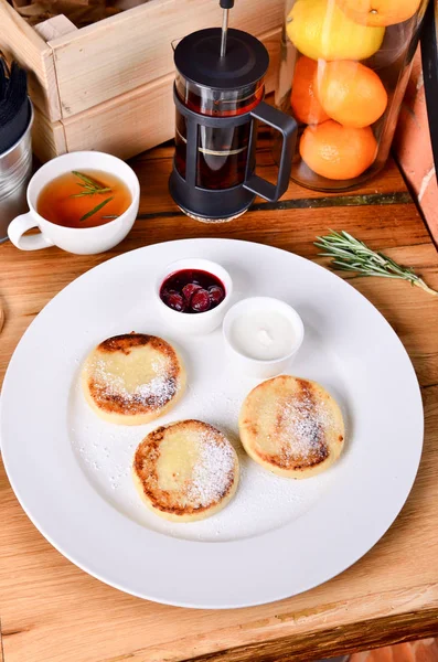 Geleneksel Rus kahvaltı kiraz reçeli, ekşi krema ve siyah çay süzme peynir kızarmış. Üstten Görünüm peynirli gözleme, yakın.