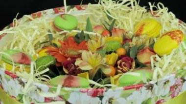 Bir buket çiçek ve acıbadem kurabiyesi döner Hediyelik