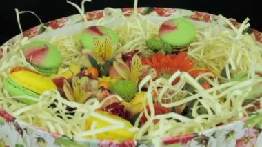 Çiçek ve hediye kutusunda, döndürme acıbadem kurabiyesi yakın çekim