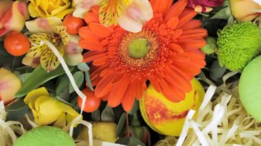 Gerbera, güller ve diğer çiçekler dönen, yakın çekim