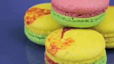 Çok renkli macaroons mavi tabak içinde iplik
