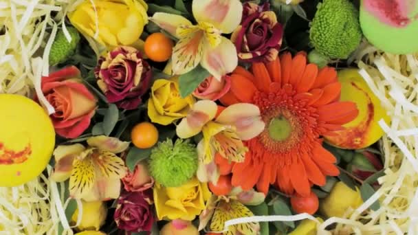 Подарок букет цветов и макарон вращается — стоковое видео