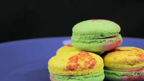 Macaroon colorido girar no sentido horário em um fundo escuro, close-up — Vídeo de Stock