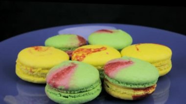 Bir plaka üzerinde sarı ve yeşil acıbadem kurabiyesi