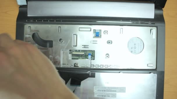 Ingenieur holt die Festplatte aus dem Laptop — Stockvideo