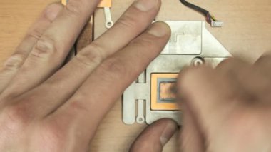 Eski termal macun ile dizüstü radyatör kaldırılması