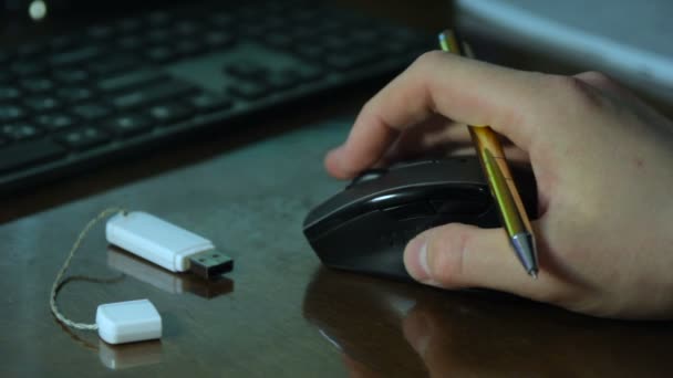 Computer muis in de hand reflectie op een tafel — Stockvideo