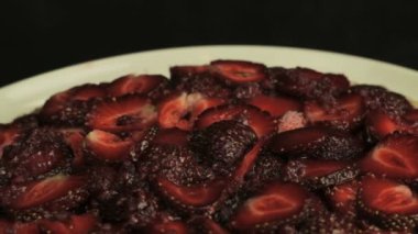 Ahududu reçeli, kırmızı dilimlenmiş çilek döner saat yönünün tersine