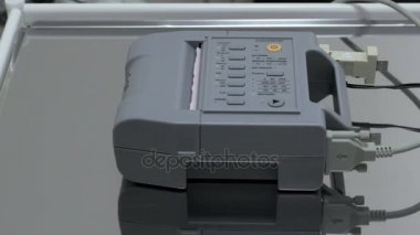 Doktoru kardiyolog EKG kardiyogram aygıt taşır