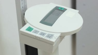 Ağırlık ölçümü, yakın çekim sayıları için ölçekte kadın durumda