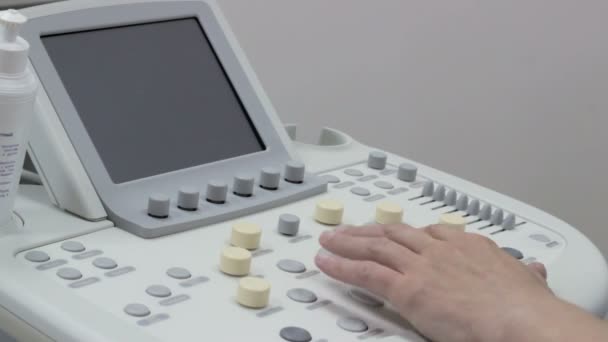 Mani del medico sdraiato sulla tastiera ultrasuoni, primo piano — Video Stock