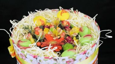 Çiçekler ve acıbadem kurabiyesi parlak hediye kutusu