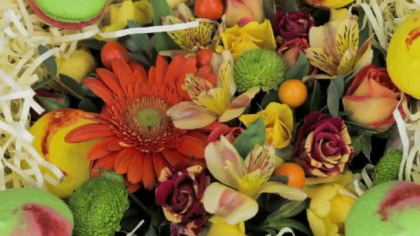 Квіти і макаруни обертаються за годинниковою стрілкою — стокове відео