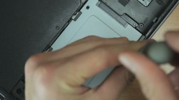 Engenheiro tira o disco rígido de um laptop — Vídeo de Stock