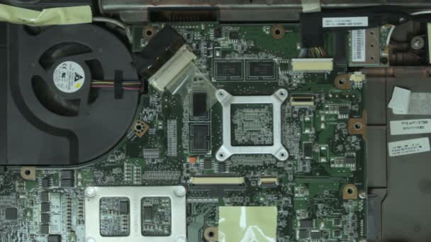 Le ventilateur est allumé sur la carte mère de l'ordinateur portable 