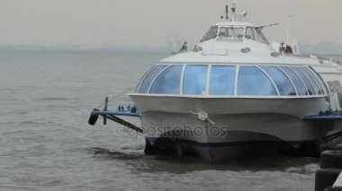 Dalgalar yatak, sallanan büyük yolcu gemisi