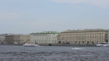 Nehir dalgaları incelemek için su motosiklet. Saint-Petersburg, Rusya Federasyonu