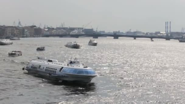 Beaucoup de bateaux flottent sur la rivière. Saint-Pétersbourg, Russie — Video