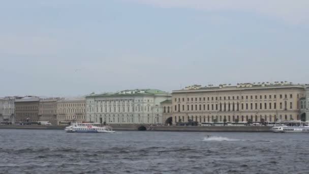 Voda motocyklu pitvat vlny řeky. Saint-Petersburg, Rusko — Stock video