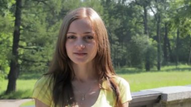 Söz, gülümseyen genç esmer kız