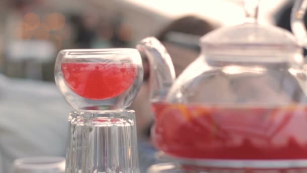 Парочка з чашки з червоним гарячим напоєм — стокове відео