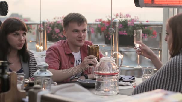 Trois amis célèbrent des vacances au restaurant, acclamations — Video