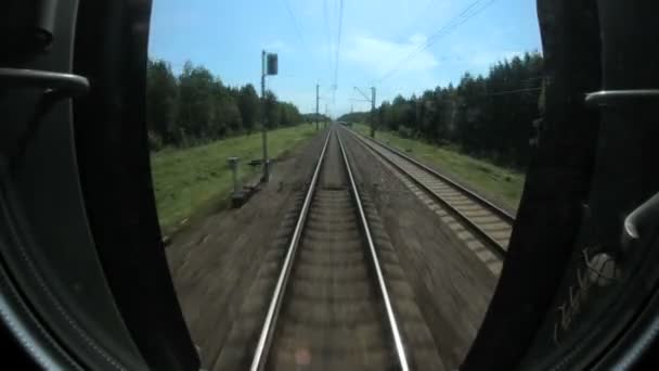 Tráfico rápido de trenes sobre raíles y traviesas, comunicaciones ferroviarias en la naturaleza — Vídeos de Stock