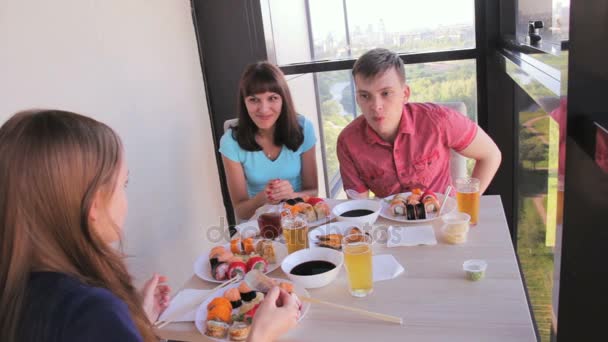 Junge Leute probieren und essen asiatisches Essen — Stockvideo